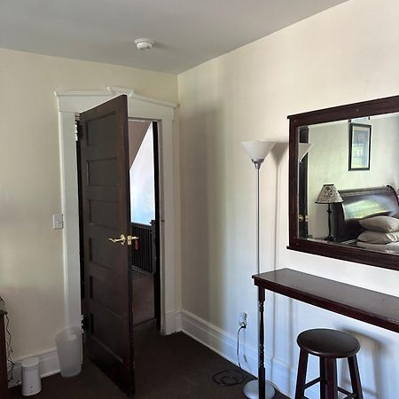 Victorian Palace- Mahogany Room East Orange Bagian luar foto